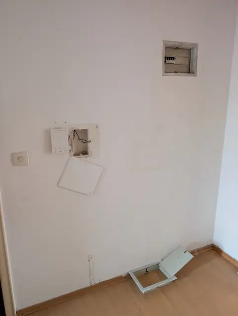 Wand mit geöffneten Dosen, das alte Installationsmaterial ist bereits demontiert