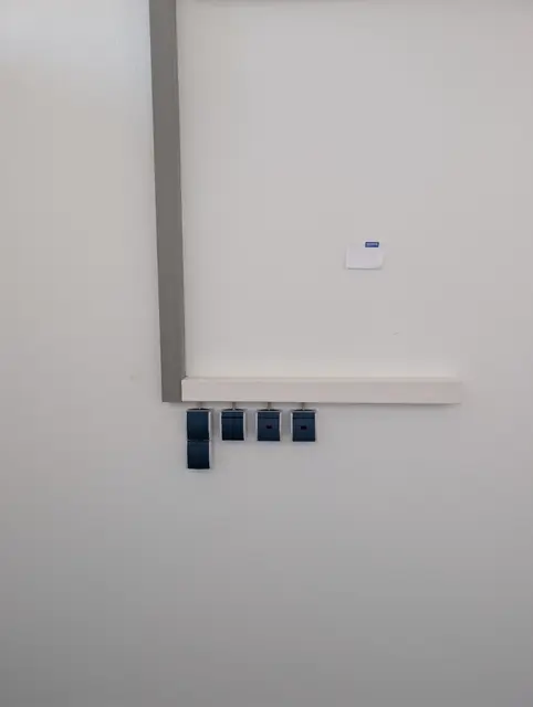 Brüstungskanal an der Wand mit vier eingesetzten Steckdosen- und Datendosen