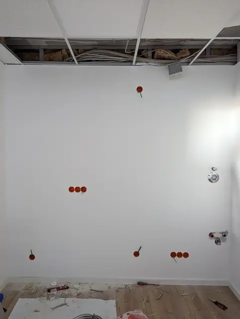 Trockenbaudecke mit markierten Positionen für Leuchten und vorbereiteten Auslässen