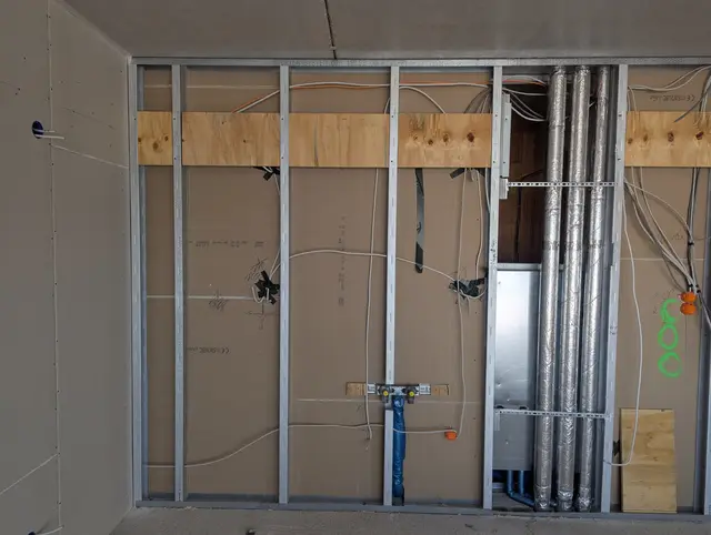 Ständerwerk mit mehreren Leerrohren, Abzweigdosen und Holzriegeln vor dem Beplanken
