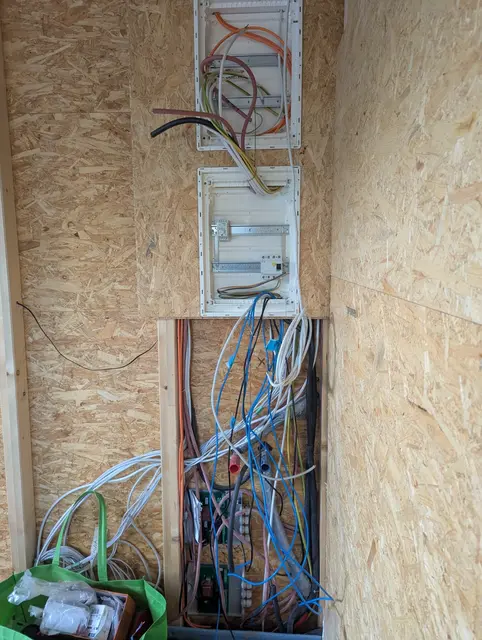 Unterverteilergehäuse in einer OSB-Wand, darunter das Bündel der ankommenden Leitungen