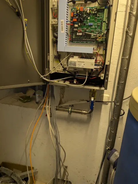 Offener Steuerkasten im Technikraum, die Leitungen führen zur Anlage hinunter