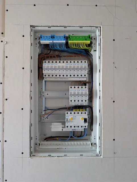 Unterverteilung im Trockenbau mit Reihenklemmen, Automaten und Fehlerstromschutzschalter