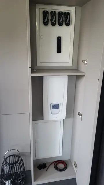 Geschlossene Technik-Nische, in den Schrank eingepasst und verkleidet