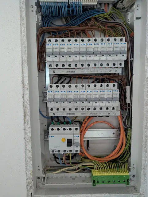 Voll bestückter Verteiler mit zwei Reihen Automaten, Fehlerstromschutz und Erdungsschiene